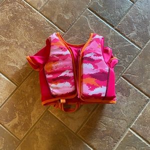 Girls life jacket size 1 fits between 1-4 years